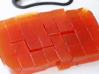 14、茶冻撞珍珠奶茶,将凝固的茶冻脱模切成小块