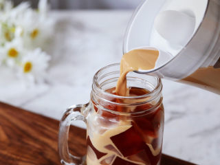 16、茶冻撞珍珠奶茶,再将晾凉的珍珠奶茶倒入杯中即可