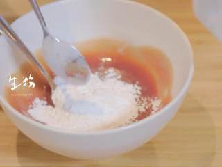 4、菠萝饭配古老肉&东南亚炒饭,1-4拿出一个小碗,倒入适量的盐、糖、番茄沙司、生粉、水、白醋搅拌均匀