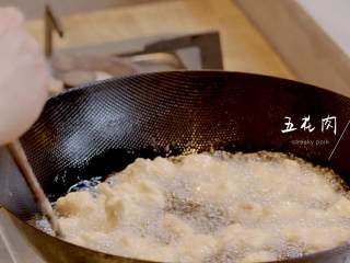 5、菠萝饭配古老肉&东南亚炒饭,1-5将调味好的五花肉倒入油锅,炸好后捞出放置一旁