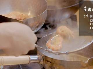 9、菠萝饭配古老肉&东南亚炒饭,2-1倒入适量水,热锅,倒入虾,水煮片刻后捞出