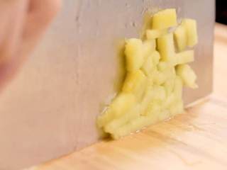 10、菠萝饭配古老肉&东南亚炒饭,2-2菠萝切小块儿,剥掉虾皮