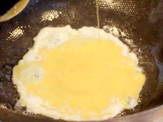 12、菠萝饭配古老肉&东南亚炒饭,2-4热锅倒油,倒入鸡蛋呀翻炒一下捞出