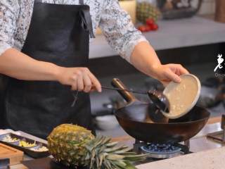 13、菠萝饭配古老肉&东南亚炒饭,2-5热锅倒油,倒入葱姜末翻炒