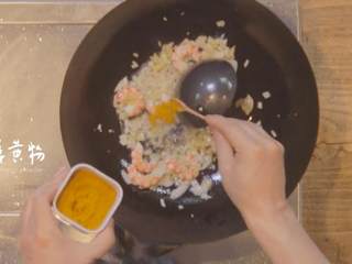 14、菠萝饭配古老肉&东南亚炒饭,2-6倒虾、姜黄粉、鸡蛋、盐、米饭翻炒