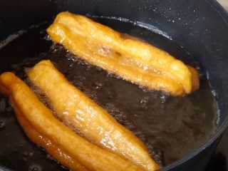 10、简单快手炸油条,炸到金黄酥脆即可。