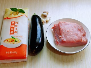 1、肉糜茄子打卤面,准备食材。