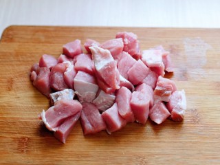 2、肉糜茄子打卤面,将猪肉洗干净，切小块。