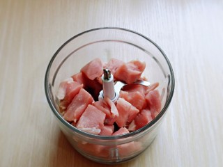 3、肉糜茄子打卤面,切好的猪肉放入绞肉机中。