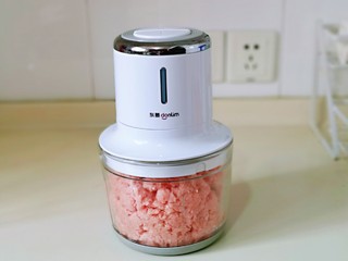 4、肉糜茄子打卤面,启动绞肉机绞肉糜。(肉糜没有全部用完)