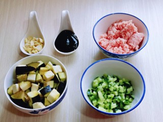 5、肉糜茄子打卤面,茄子洗干净设定，黄瓜洗干净切丁，蒜去皮切碎。