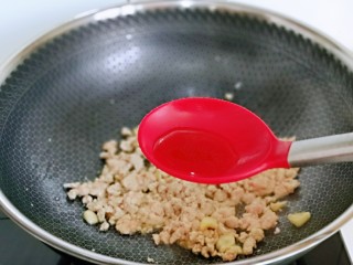 8、肉糜茄子打卤面,加入料酒，翻炒均匀。