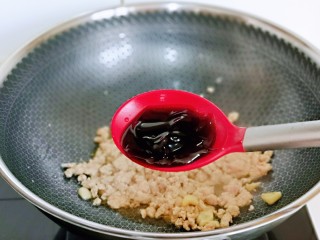 9、肉糜茄子打卤面,再加入蚝油翻炒。