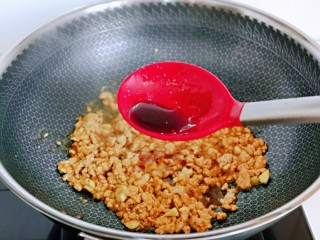 10、肉糜茄子打卤面,加入生抽。