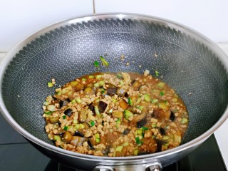 15、肉糜茄子打卤面,翻炒均匀，关火出锅。