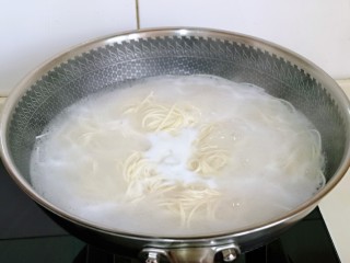 16、肉糜茄子打卤面,煮挂面，锅中加入水烧开，下面，煮熟捞出过冷水。