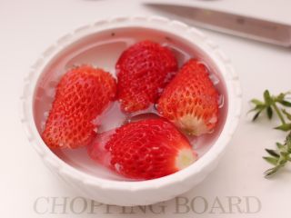 3、番茄草莓蜂蜜汁,碗里加入适量的清水，把去蒂的草莓放入。