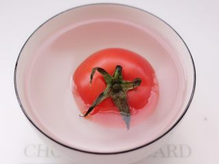 5、番茄草莓蜂蜜汁,番茄先用开水烫一下。