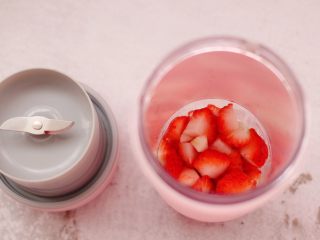 8、番茄草莓蜂蜜汁,切好的草莓块和番茄块放入果汁杯中。