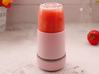 12、番茄草莓蜂蜜汁,把果汁杯倒扣按启动键，把草莓和番茄打成汁即可。