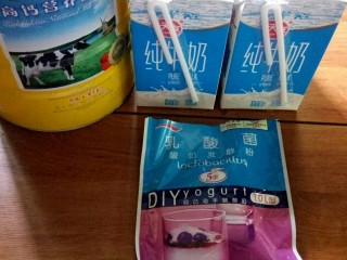 2、水果酸奶,准备纯牛奶、酸奶发酵粉和奶粉。