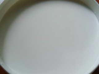 3、水果酸奶,将纯牛奶倒入容器中。