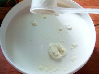 4、水果酸奶,放入奶粉搅拌均匀。