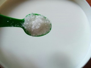5、水果酸奶,加入白糖搅拌均匀。