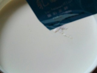 6、水果酸奶,倒入酸奶发酵粉。