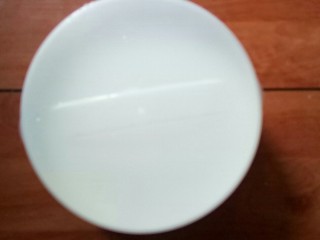 8、水果酸奶,容器上盖。