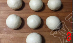 3、香葱芝士条 ,将其均分成7份，滚圆，松弛十分钟左右