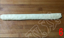 6、香葱芝士条 ,再次搓长到与烤盘一样，用手指压扁