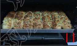 11、香葱芝士条 ,烘烤至表面金黄色，出炉，晾凉，装袋即可