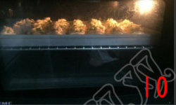 10、香葱芝士条 ,烤箱预热，180度，中层，将烤盘放入，烘烤20-25分钟，至上色即