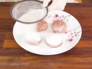 8、炸肉饼,把肉泥分成四份，在两手之间摔打整形成肉饼形状，把肉饼全部沾上面粉