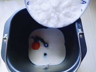 4、原味吐司,再加入糖，(盐和糖要对角放。)