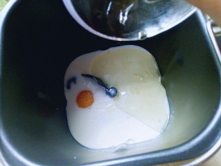 5、原味吐司,加入玉米油。(不建议用味道比较重的食用油)