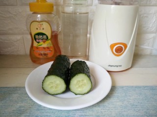 1、青瓜蜂蜜水,材料准备好：青瓜，蜂蜜，凉开水