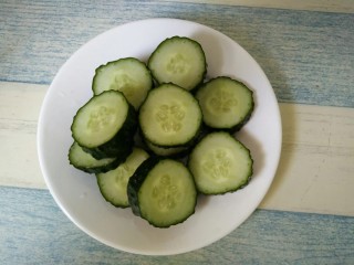 2、青瓜蜂蜜水,青瓜洗净切片