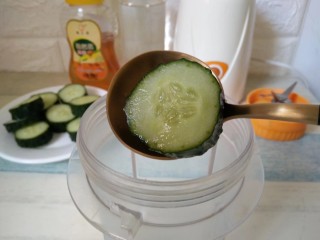 3、青瓜蜂蜜水,切好的青瓜片，放入料理杯中