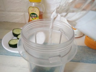 4、青瓜蜂蜜水,加入适量的凉开水
