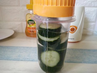 5、青瓜蜂蜜水,盖上盖子