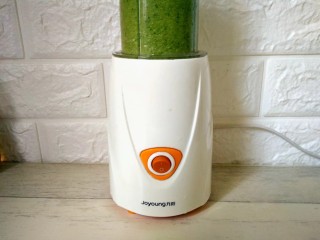 6、青瓜蜂蜜水,套入机身，按开始搅拌几秒钟的时间即可