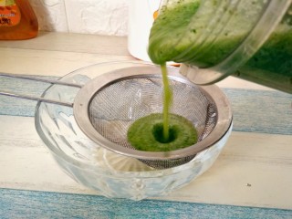 7、青瓜蜂蜜水,倒出过滤一下