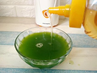 8、青瓜蜂蜜水,再加入适量的蜂蜜