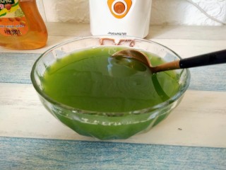 9、青瓜蜂蜜水,用勺子搅拌均匀即可品尝了
