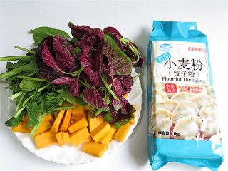 1、彩色贝壳意面,先准备好材料，面粉可以过筛一下再用