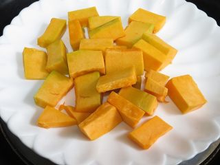 2、彩色贝壳意面,南瓜先蒸10分钟，蒸熟取出放凉，用料理机打成南瓜泥