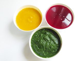 3、彩色贝壳意面,将红苋菜和菠菜焯水后都打成泥