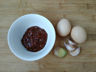 1、花样面条+蟹味鸡蛋炸酱面,准备食材！